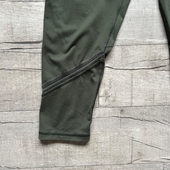 Victoria's Secret Sport Knockout Army Khaki Green Capri Cut Out Mesh Leggings M - Picture 2 of 13